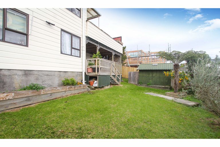 Photo of property in 1/52 Pupuke Road, Hillcrest, Auckland, 0627