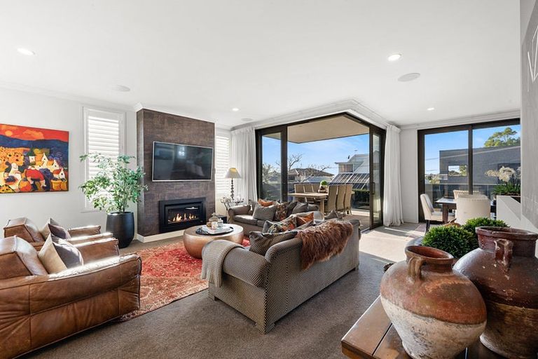 Photo of property in 12 Autere Street, Strandon, New Plymouth, 4312