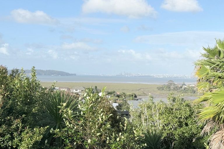 Photo of property in 137 Luckens Road, West Harbour, Auckland, 0618