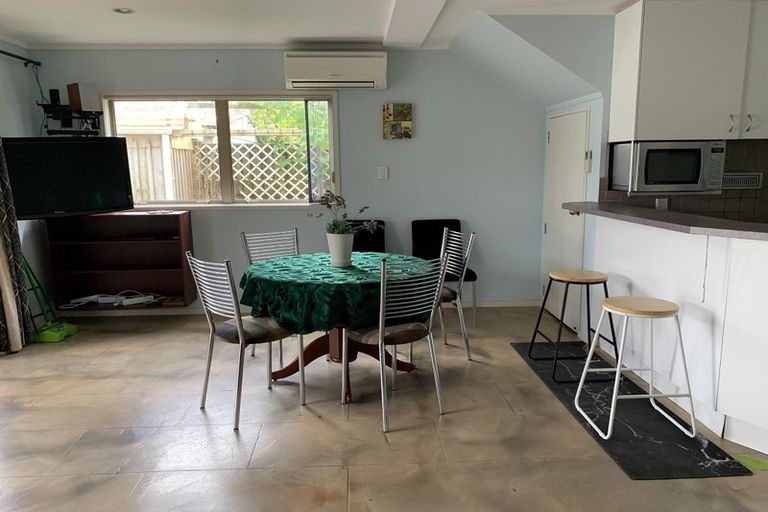 Photo of property in 8 Stokes Avenue, Te Atatu Peninsula, Auckland, 0610