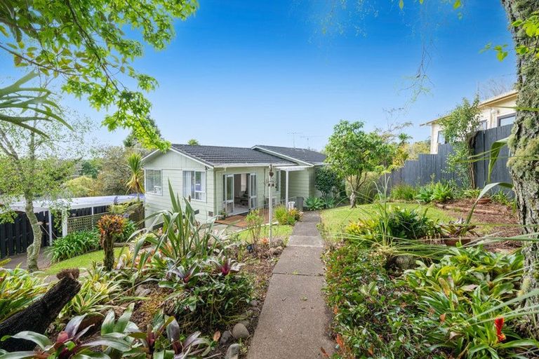 Photo of property in 1 Wanita Place, Totara Vale, Auckland, 0629