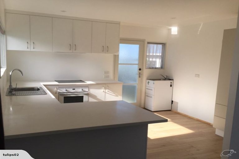 Photo of property in 9 Rewarewa Road, Te Atatu Peninsula, Auckland, 0610