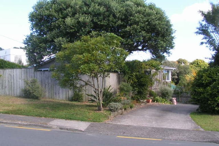 Photo of property in 2/3 Manutara Avenue, Forrest Hill, Auckland, 0620