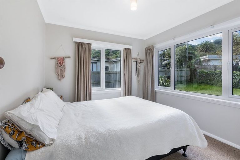 Photo of property in 66 Airlie Road, Plimmerton, Porirua, 5026