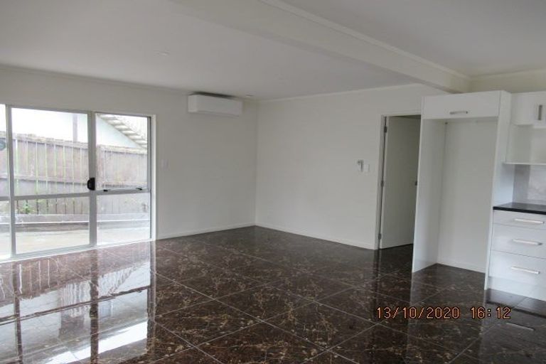 Photo of property in 15 Fernhaven Place, Massey, Auckland, 0614