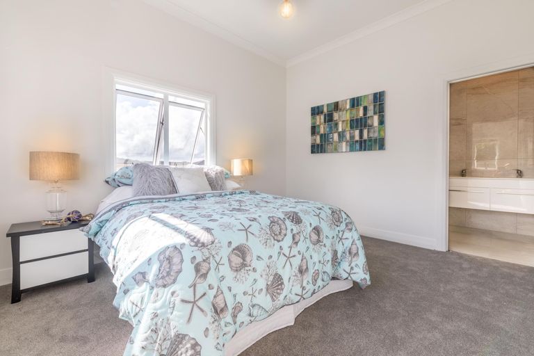 Photo of property in 21 Grove Way, Riverhead, 0820