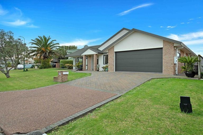 Photo of property in 32 Connemara Court, West Harbour, Auckland, 0618