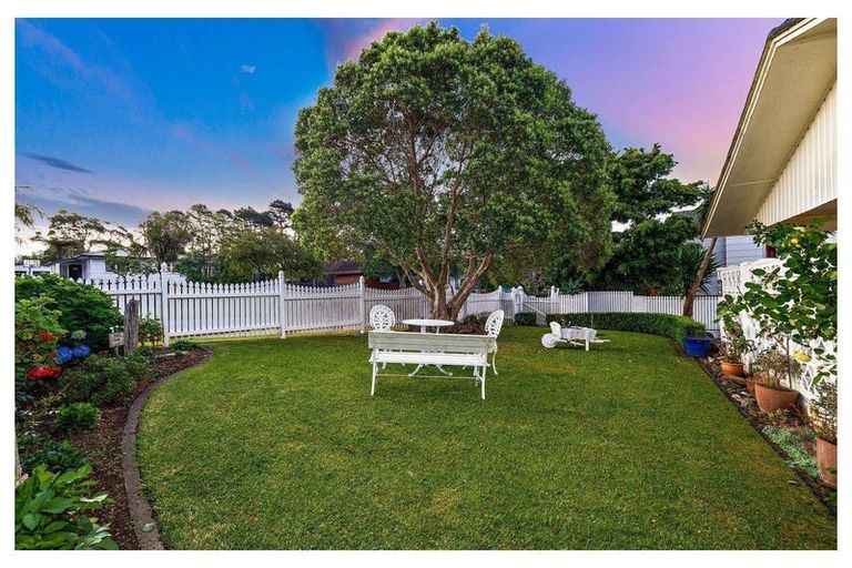 Photo of property in 2 Allington Road, Massey, Auckland, 0614