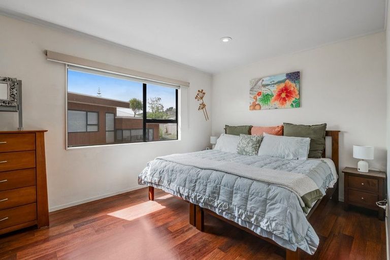 Photo of property in 1/2 Carl Place, Unsworth Heights, Auckland, 0632