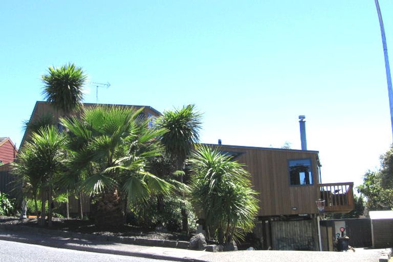 Photo of property in 1a Mcglashen Place, Beach Haven, Auckland, 0626