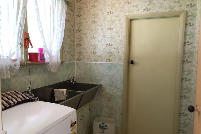 Photo of property in 28 Hussey Street, Waverley, 4510