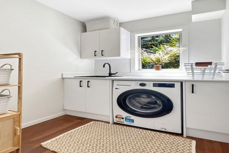 Photo of property in 56 Hollywood Avenue, Titirangi, Auckland, 0604