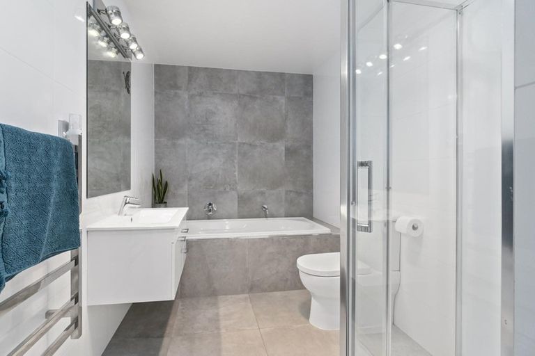 Photo of property in 6 Dida Park Drive, Kumeu, 0810