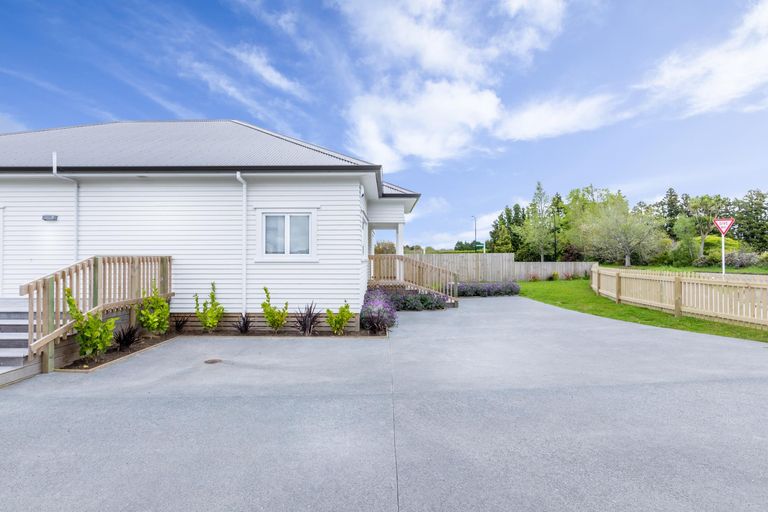 Photo of property in 21 Grove Way, Riverhead, 0820