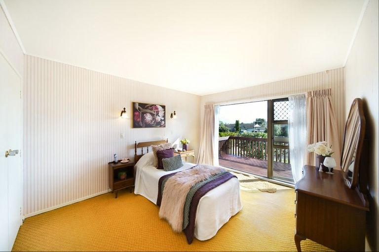 Photo of property in 25 Tupaki Place, Pakuranga Heights, Auckland, 2010