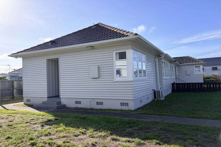 Photo of property in 12 Hardy Street, New Brighton, Christchurch, 8061