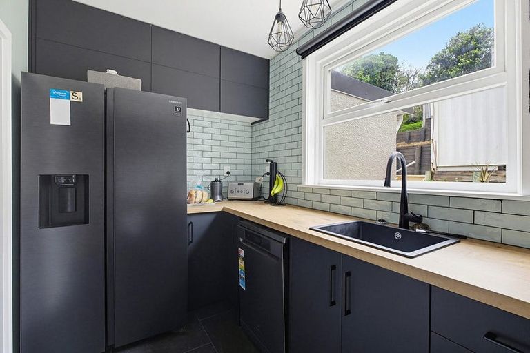 Photo of property in 112b Newlands Road, Newlands, Wellington, 6037