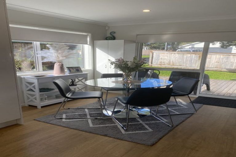 Photo of property in 24 Rewarewa Road, Te Atatu Peninsula, Auckland, 0610