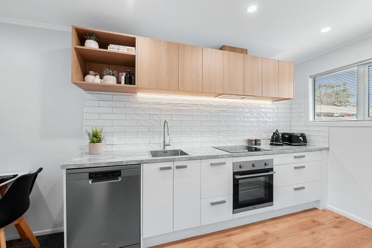 Photo of property in 52d Whites Line West, Woburn, Lower Hutt, 5010