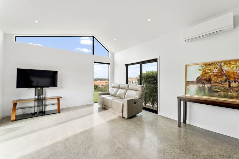 Photo of property in 9 Laguna Place, Matakatia, Whangaparaoa, 0930