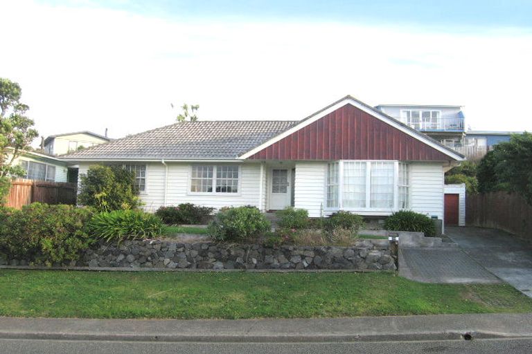 Photo of property in 39 Somes Crescent, Newlands, Wellington, 6037