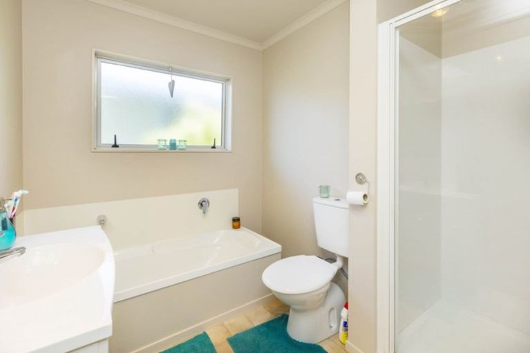 Photo of property in 32a Aniseed Grove, Timberlea, Upper Hutt, 5018
