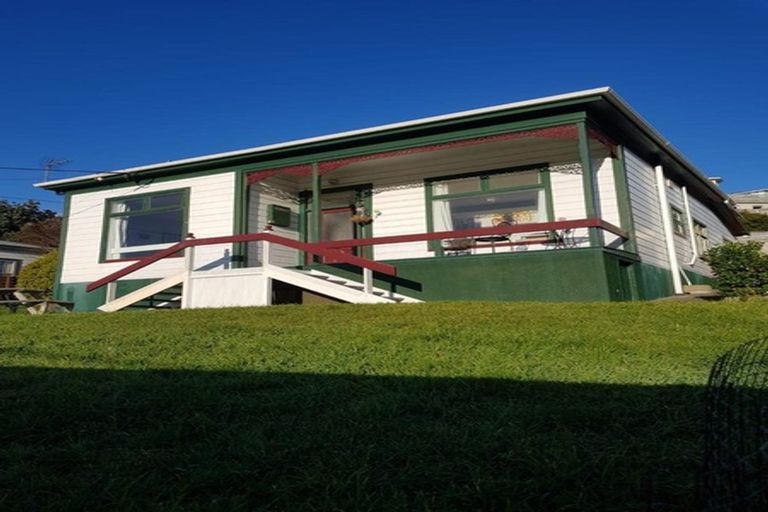 Photo of property in 62 Eden Street, Island Bay, Wellington, 6023