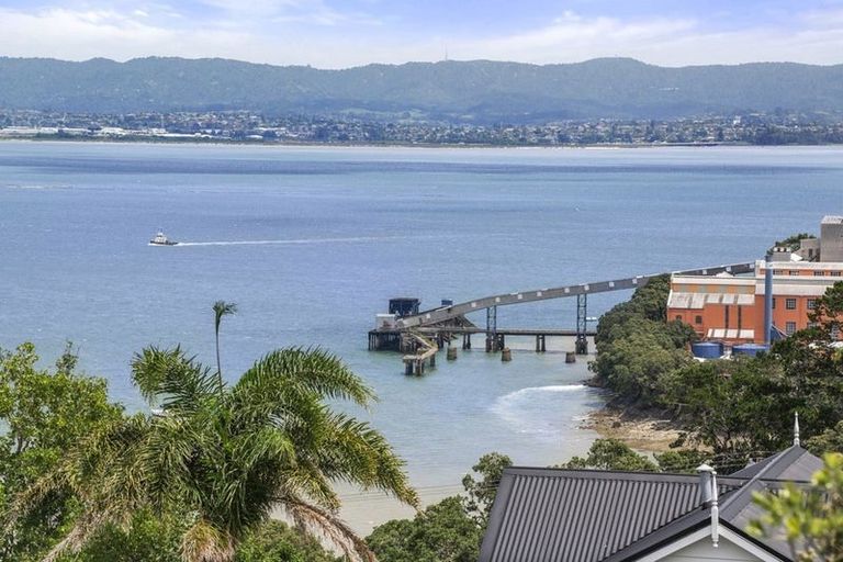 Photo of property in 92c Hinemoa Street, Birkenhead, Auckland, 0626