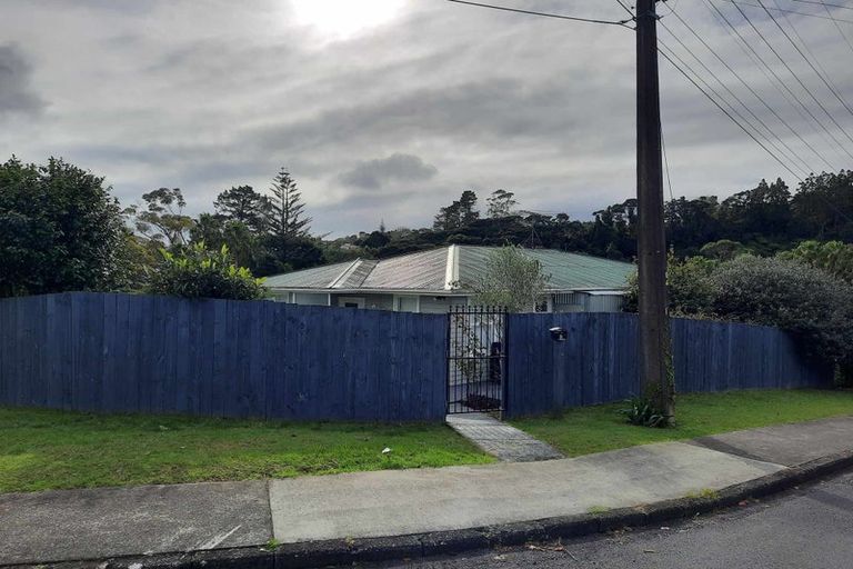 Photo of property in 2 Lowtherhurst Road, Massey, Auckland, 0614