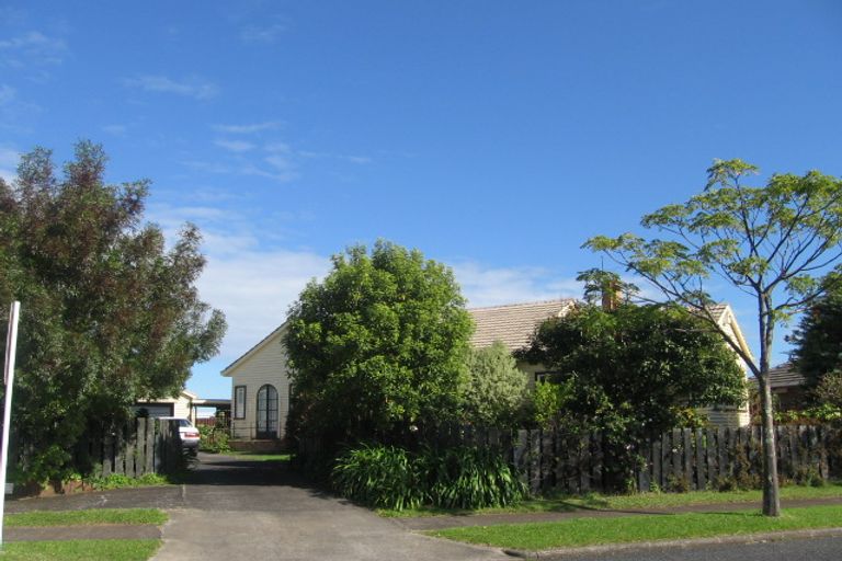 Photo of property in 1/2a Jennifer Place, Papatoetoe, Auckland, 2025