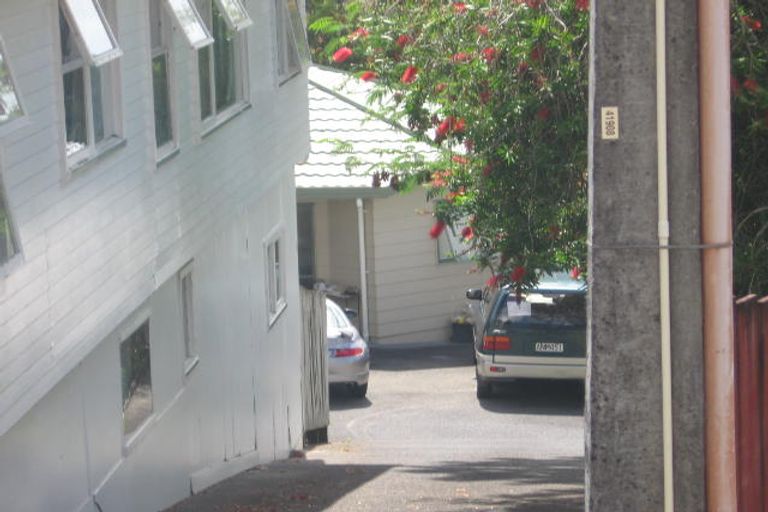 Photo of property in 1/253 Wairau Road, Totara Vale, Auckland, 0627