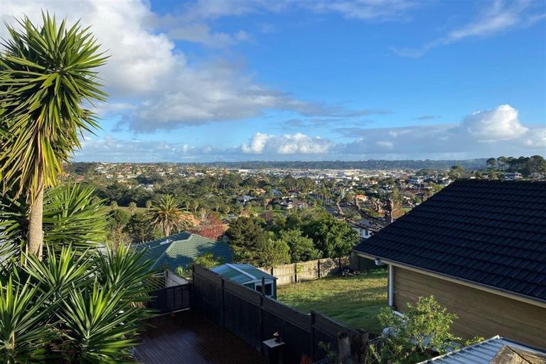 Photo of property in 2/96 Sunset Road, Unsworth Heights, Auckland, 0632