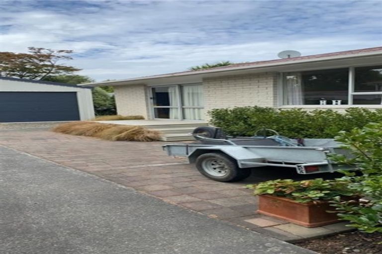 Photo of property in 64 Crofton Road, Harewood, Christchurch, 8051