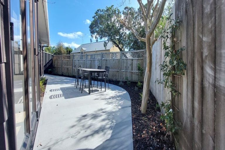 Photo of property in 1/865 Beach Road, Waiake, Auckland, 0630