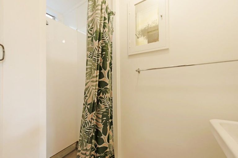 Photo of property in 58 Garden Road, Northland, Wellington, 6012