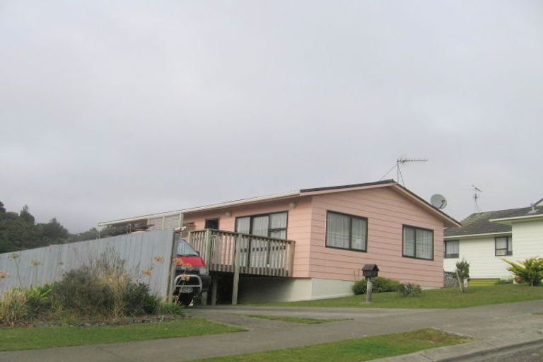 Photo of property in 15 Parkinson Close, Whitby, Porirua, 5024