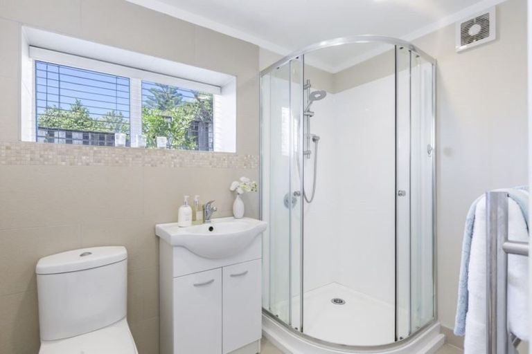 Photo of property in 10 Nor'east Drive, Northcross, Auckland, 0632