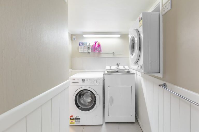 Photo of property in 15 Graham Avenue, Te Atatu Peninsula, Auckland, 0610