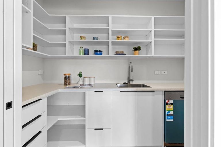 Photo of property in 42 Sardinia Grove, Fitzherbert, Palmerston North, 4410