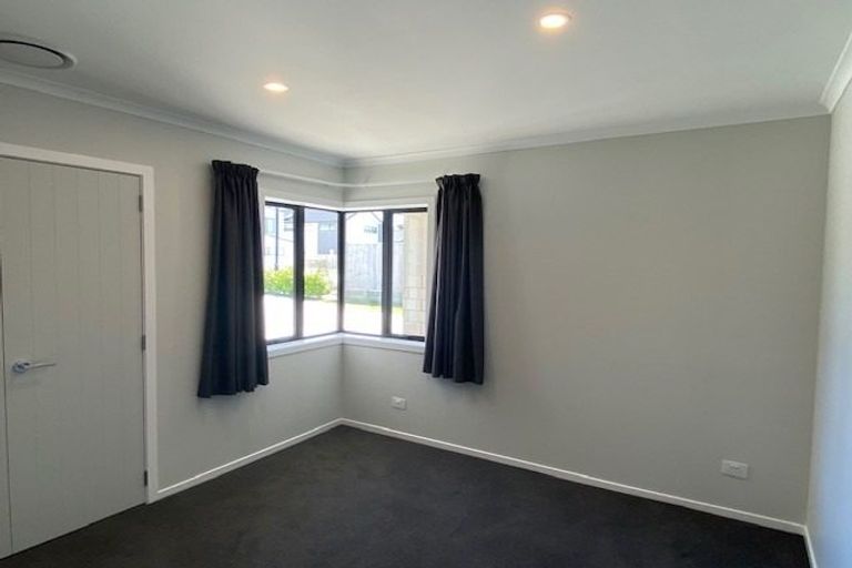 Photo of property in 5 Rotorua Grove, Aotea, Porirua, 5024
