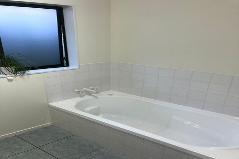 Photo of property in 91 Moyrus Crescent, East Tamaki Heights, Auckland, 2016