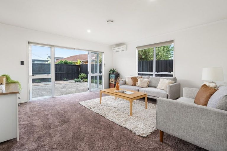 Photo of property in 10 Honeysuckle Place, Northcote, Christchurch, 8052