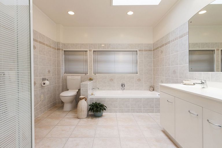 Photo of property in 6 Redoubt Road, Goodwood Heights, Auckland, 2105