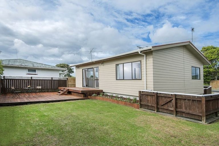 Photo of property in 2a Rixon Place, Te Atatu Peninsula, Auckland, 0610