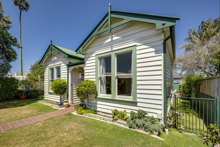 Photo of property in 36 Napier Terrace, Hospital Hill, Napier, 4110