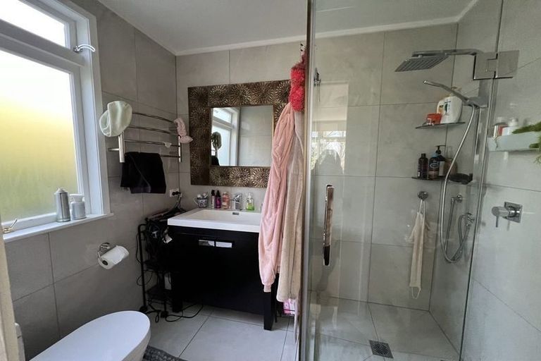 Photo of property in 1/44 Deuxberry Avenue, Northcote, Auckland, 0627