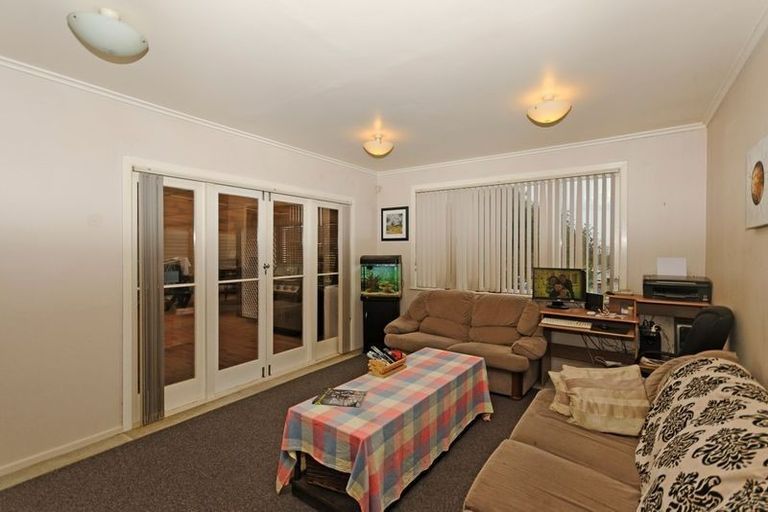 Photo of property in 5 Marlene Avenue, Te Atatu South, Auckland, 0610