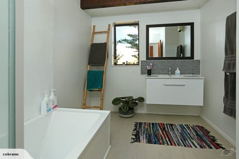 Photo of property in 3/98 Roberts Road, Te Atatu South, Auckland, 0610