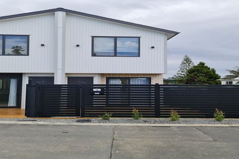 Photo of property in 3/532 Glenfield Road, Glenfield, Auckland, 0629
