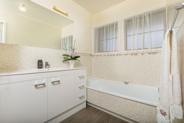 Photo of property in 8/248 Great North Road, Henderson, Auckland, 0612